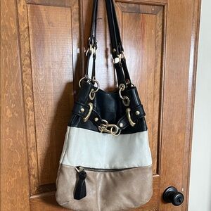 B Makowski gently used handbag with elegant gold details. Front/back zipper